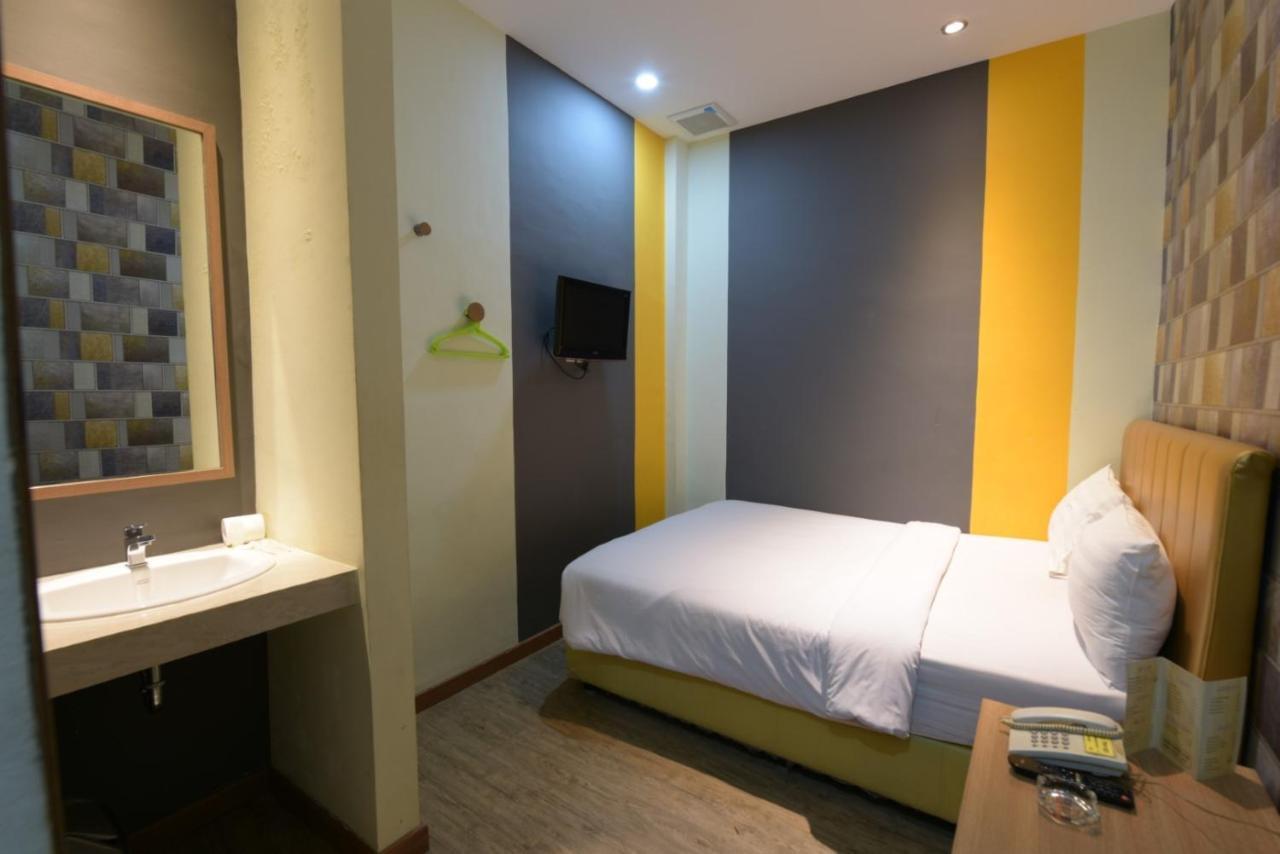 Kama Hotel Medan Exterior foto